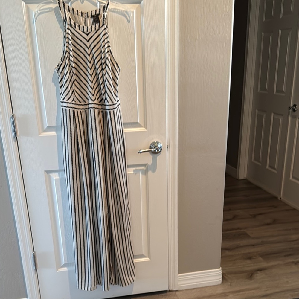 Ann Taylor Black and Cream Patterned Dress woman’s 12P extremely flattering!